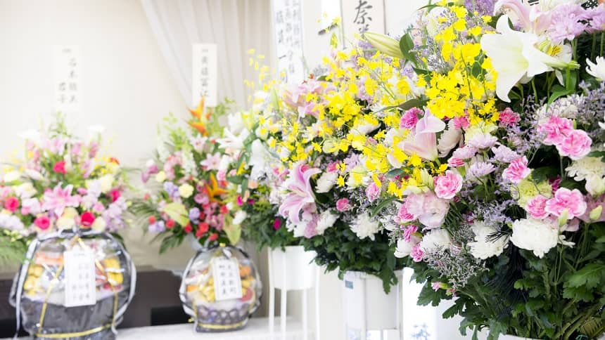 葬儀の際に送る花の相場はいくら 種類や注文の仕方についても 葬儀の悩みや疑問を解決